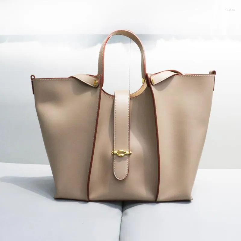 Abagale | Väska i äkta läder - Aprikos - Handbags - Trenday